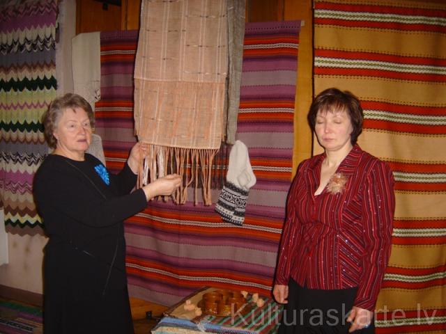 12 gadus rokdarbnieku kopu vadīja Mirdza Priedkalne, kopš 2008. gada Līga Grinberga